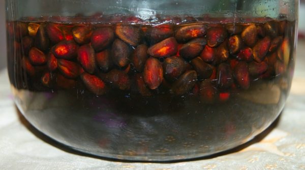Орехи в горячей воде