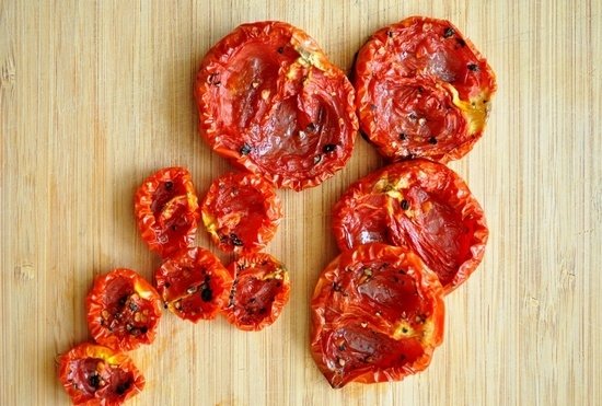 Вяленые томаты на доске