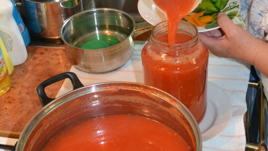 Приготовление томатного сока на зиму. Сок из помидор на зиму. Томатный сок из соковыжималки. Томатный сок на зиму. Приготовление томатного сока.