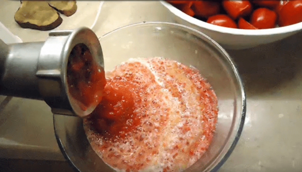 Измельчение томатов и сладкого перца при помощи мясорубки