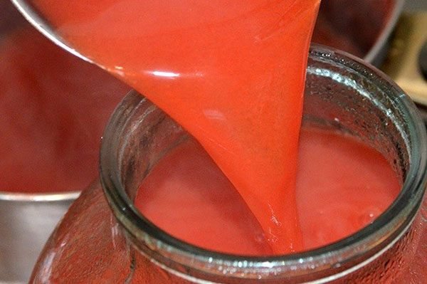 Заполнение банок томатным соком