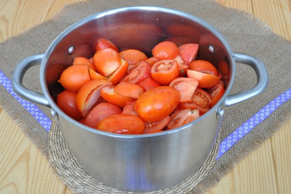 Нарезанные томаты в кастрюле