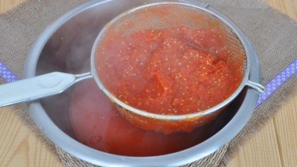 Протирание томатов через сито