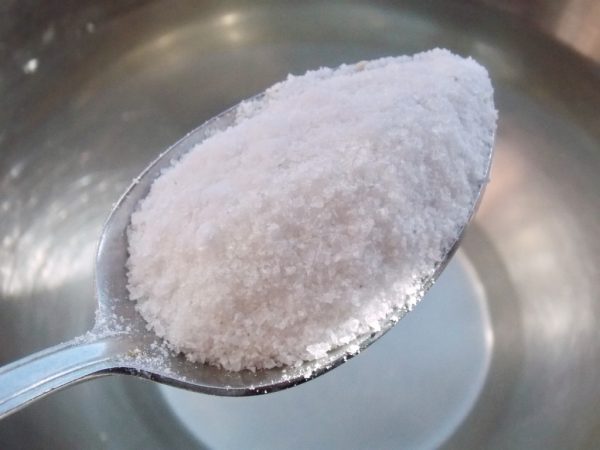 Соль в столовой ложке для маринада