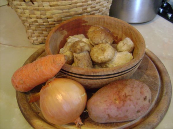 Грибы, картофель, лук и морковь для супа