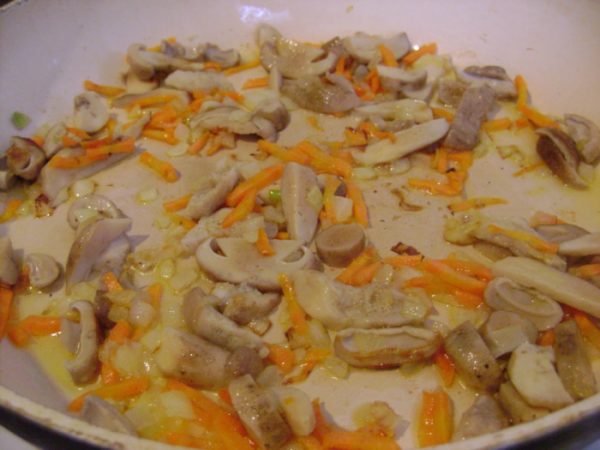 Морковь, лук и грибы в сковороде