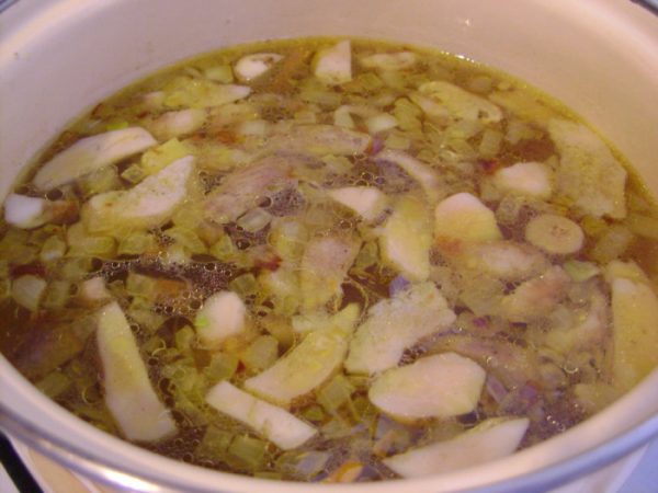 Грибной суп в кастрюле