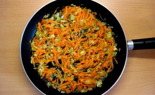 Зажарка из моркови и лука в сковороде