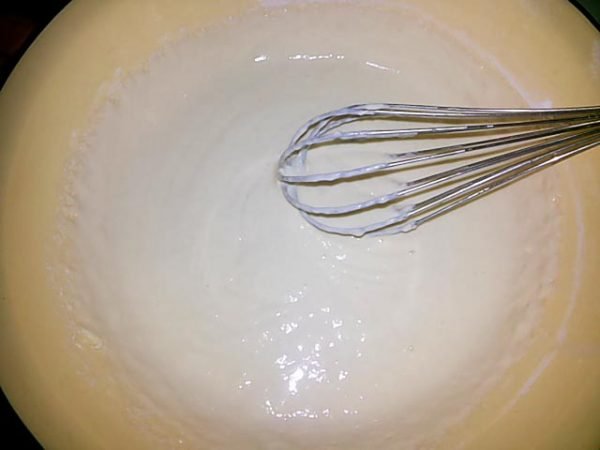 Тесто для блинов в миске