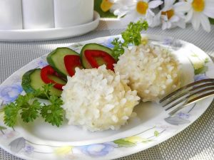 Ёжики из фарша с рисом - аппетитное, сытное и очень вкусное блюдо, приготовить которое сможет каждый