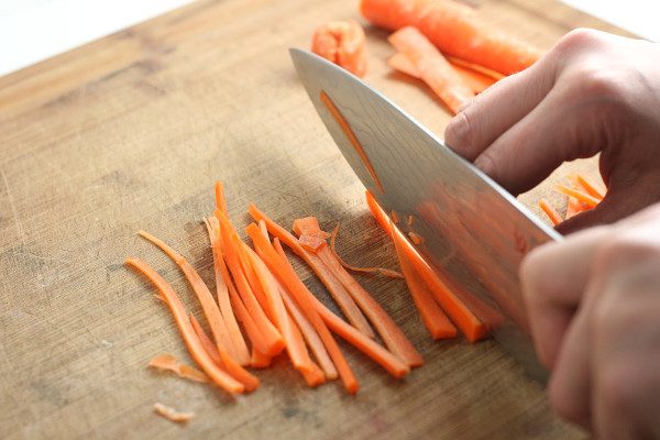 Очищенная и нарезанная морковь