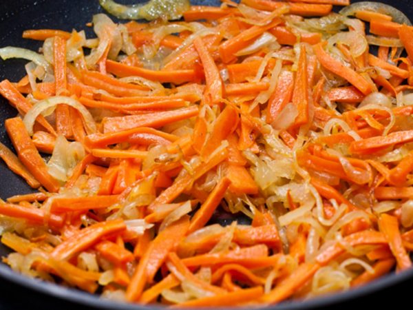 Обжаренная с луком морковь