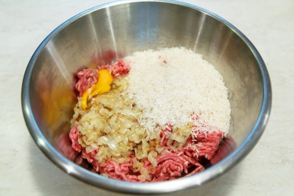 Ингредиенты для шариков из фарша с рисом в металлической миске