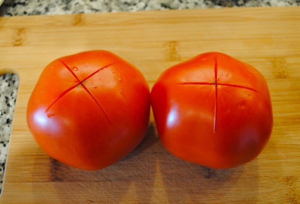 Крестообразные надрезы на помидорах