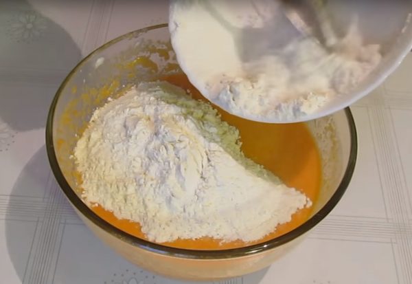 В тесто для оладий добавляют муку