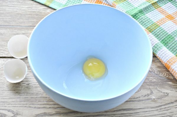 Яичный желток в большой миске