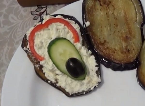 Баклажан с сырным соусом, перцем, огурцом и маслиной