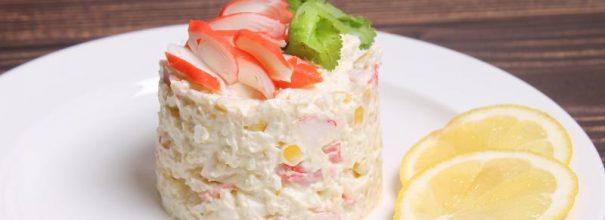 Классический крабовый салат с кукурузой - отличная идея для шумного застолья или тихого романтического ужина