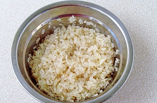 Рис в металлическом дуршлаге