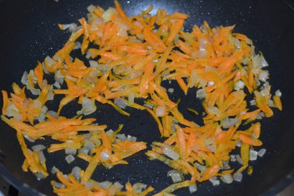 Лук и морковь в сковороде