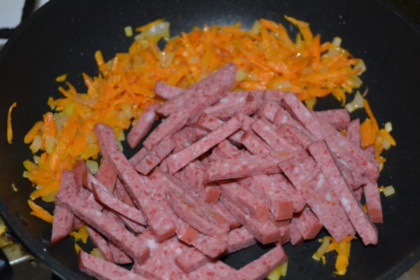 Овощная зажарка с копчёной колбасой в сковороде