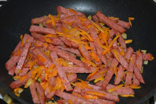 Зажарка из лука, моркови и колбасы для сырного супа