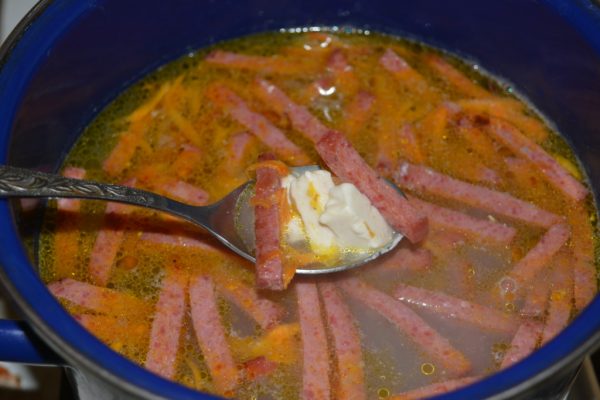 Суп с копчёной колбасой, овощами и сыром