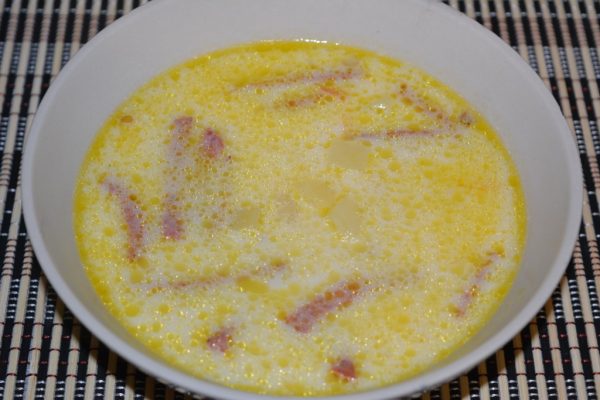 Сырный суп с колбасой в порционной тарелке