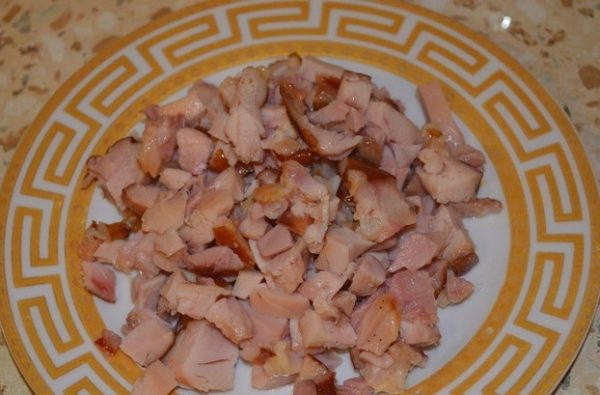 Нарезанное маленькими кусочками копчёное куриное мясо