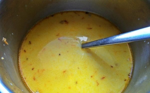 Суп с плавленым сыром и смесью обжаренных овощей в кастрюле