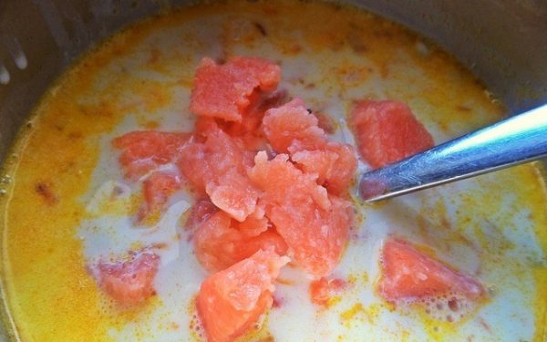 Кусочки красной рыбы в сырном супе