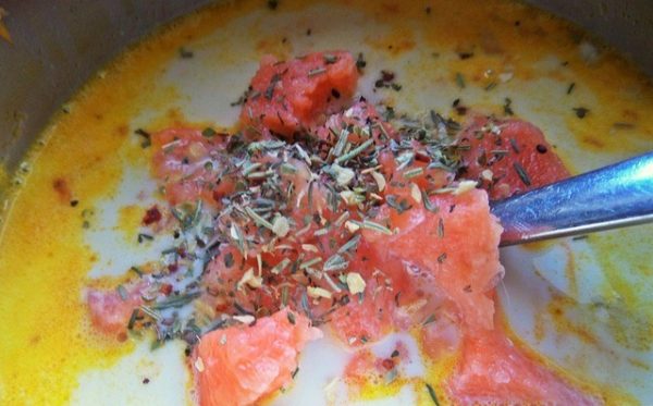 Сырный суп с красной рыбой и сухими травами