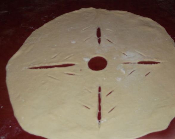 Заготовка из теста для верхней части осетинского пирога с мясом