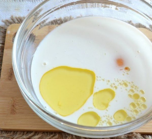 Добавление к опаре масла, яйца и соли