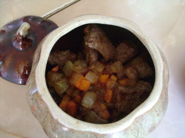 Мясо с овощами в керамическом горшке