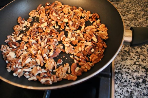 Грецкие орехи на сковороде
