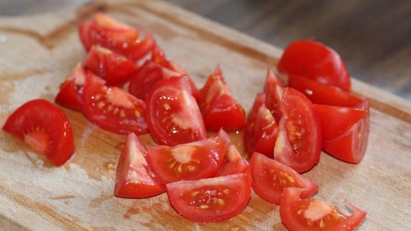 Нарезанные кусками помидоры