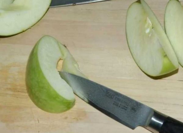 Подготовка яблок к приготовлению аджики
