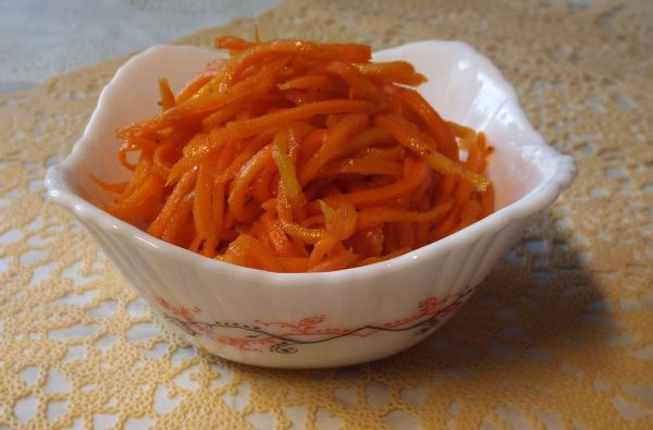 Корейская морковь в керамической ёмкости