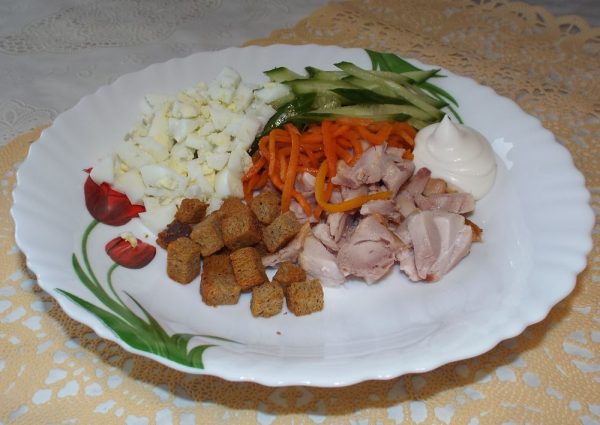 Салат с копчёной курицей и корейской морковью в порционной тарелке