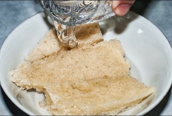 Белый хлеб в воде