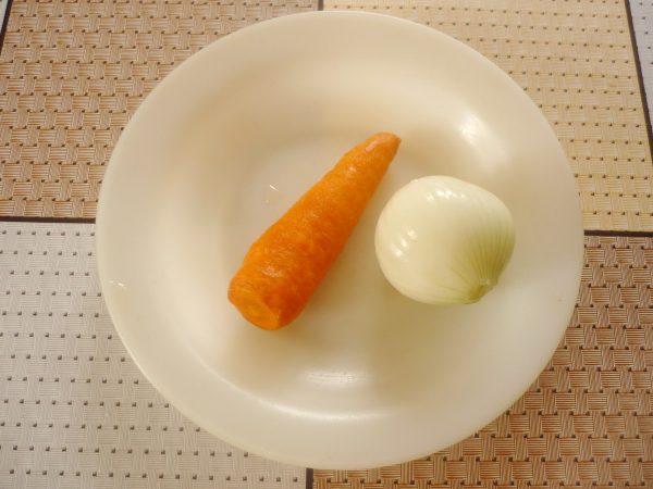 Очищенные луковица и морковь