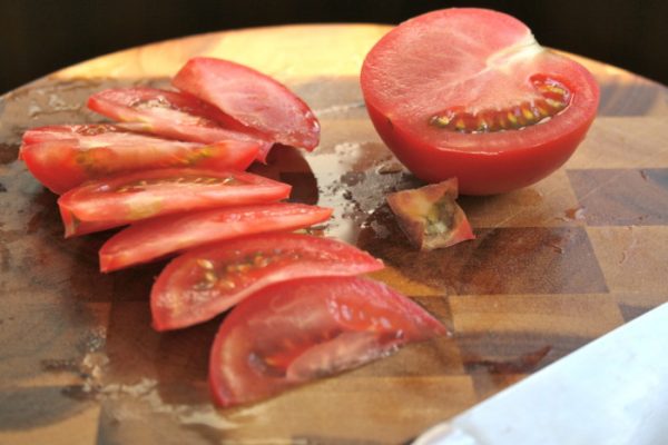 нарезанные дольками помидоры
