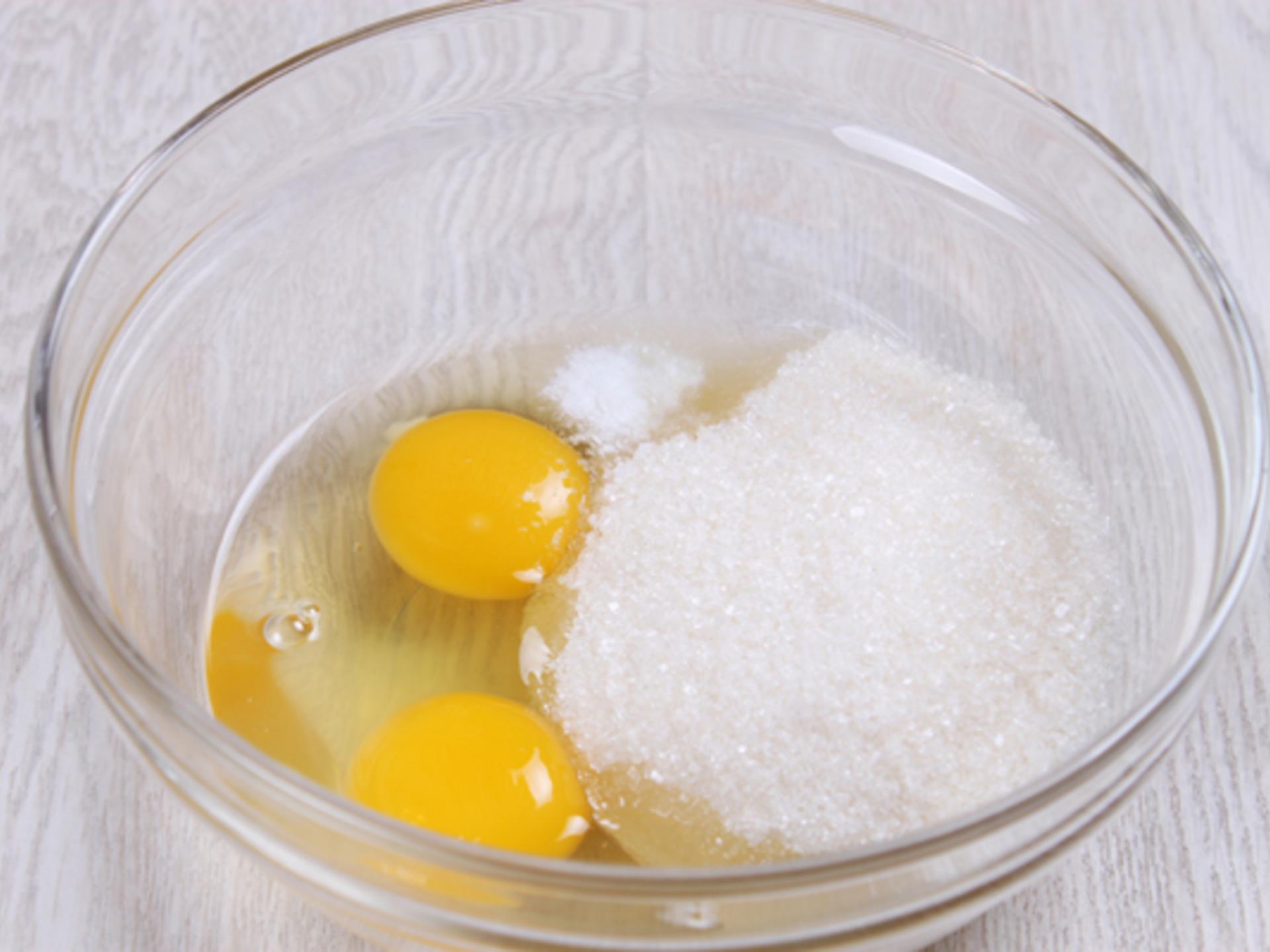 Разбитые яйца 2. Яйца с сахаром. Яйца и сахар в миске. Смешивать яйцо сахар и соль. Разбитые яйца в миске с сахаром и солью.