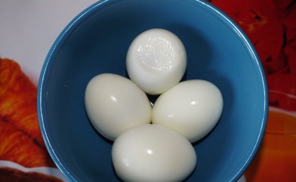 Очищенные варёные яйца