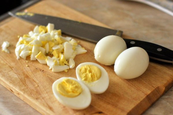 Нарезанные варёные яйца