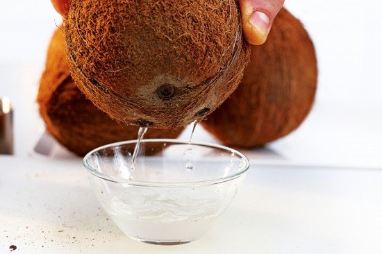 Как вылить жидкость с кокоса