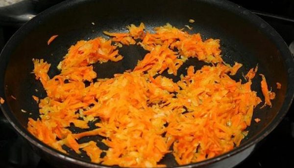 Обжаренная тёртая морковь в сковороде