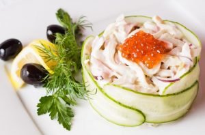 Восхитительный салат с кальмарами обрадует каждого любителя аппетитных морских даров