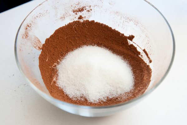 Сахарный песок в стеклянной миске с какао-порошком